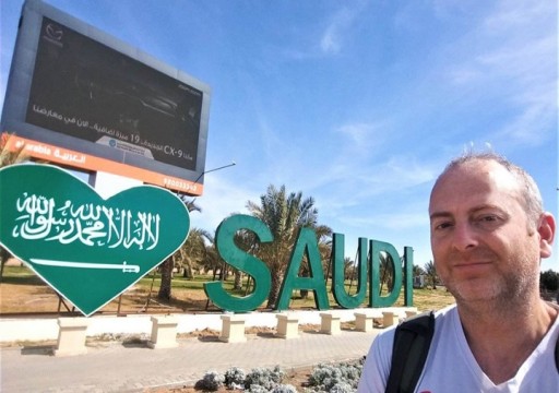 مدون إسرائيلي يشيد بتعامل الشرطة خلال زيارته السعودية