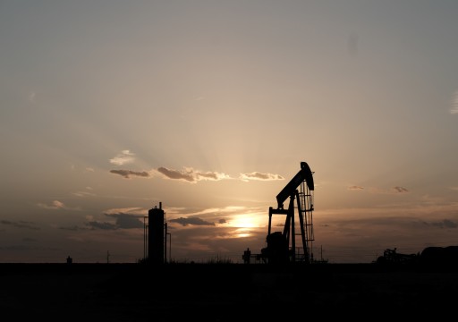 أسعار النفط تصعد من قاع ثلاثة شهور