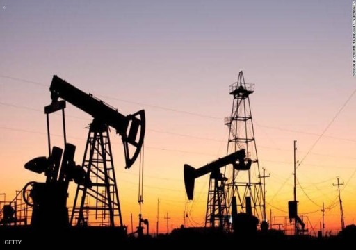 أسعار النفط تصعد مستفيدة من خفض الإنتاج الأمريكي