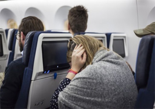 5 نصائح للتغلب على أسباب الشعور بألم الأذنين أثناء السفر بالطائرة