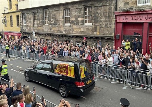جثمان الملكة إليزابيث يسجى في إدنبره لإلقاء نظرة الوداع