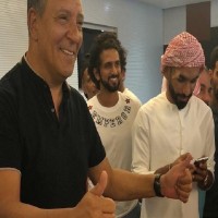 لاعبو الجزيرة يودعون المدير الفني لفريقهم تين كات بعد نهاية عقده