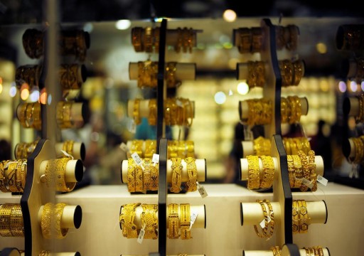 الذهب يتراجع مع احتفاظ الدولار بمكاسبه