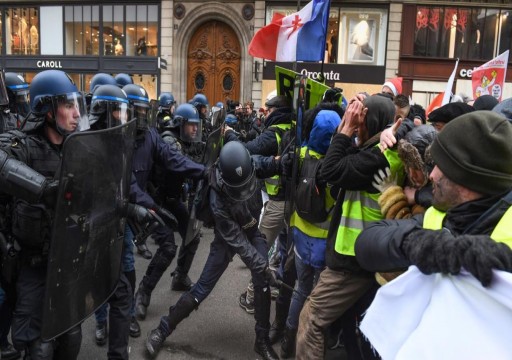 "السترات الصفراء" بفرنسا.. صدامات مع الأمن وزخم أقل للمظاهرات