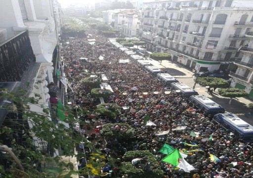 الجزائر.. أكثر من مئة ألف يشاركون في احتجاجات مناهضة للنخبة الحاكمة