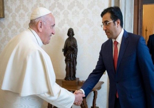 قبيل زيارته للإمارات.. مسؤول قطري يلتقي بابا الفاتيكان!