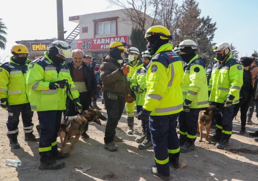 بعد تسعة أيام من الزلزال.. فريق إماراتي ينجح في إنقاذ شابين من تحت الأنقاض بكهرمان التركية