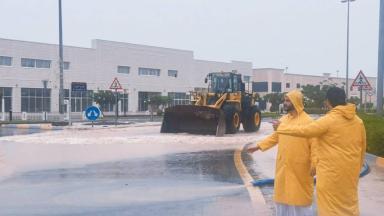 فيديو يرصد غرق شوارع في الشارقة وسط أمطار غزيرة وتحذيرات رسمية