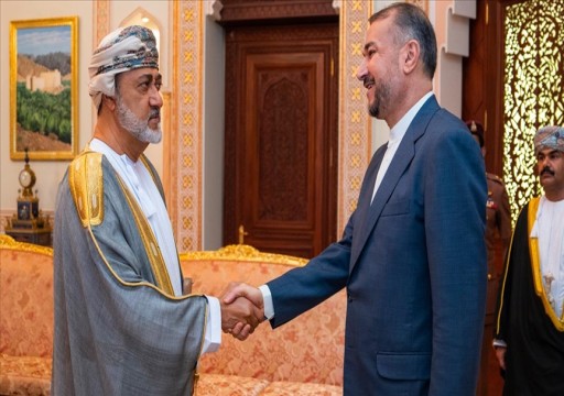 سلطان عمان يتسلم رسالة من رئيس إيران حول التعاون الثنائي