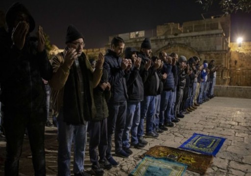 معتصمون في المسجد الأقصى يؤدون صلاة الغائب على الشباب الذين أعدموا في مصر