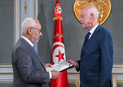 الرئيس التونسي ينقلب على الثورة .. يقيل الحكومة ويجمد البرلمان ويستحوذ على السلطات