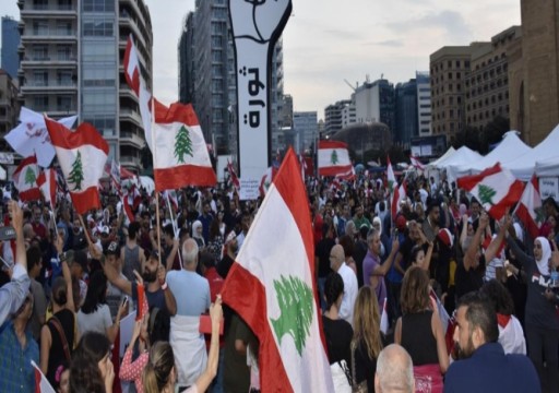 لبنان.. الاحتجاجات تجبر البرلمان على تأجيل جلسته والبنوك تفتح أبوابها
