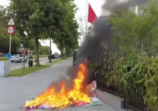 مؤيدون لأوكرانيا يحرقون علم الإمارات أمام سفارة أبوظبي في بروكسل (فيديو)