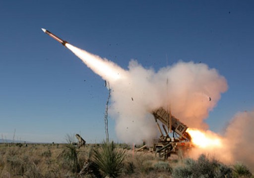 التحالف يعلن سقوط صاروخ "حوثي" قرب الحدود السعودية
