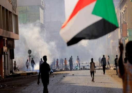 القوات السودانية تطلق الغاز المسيل للدموع لتفريق محتجين.. وقطع الإنترنت في الخرطوم