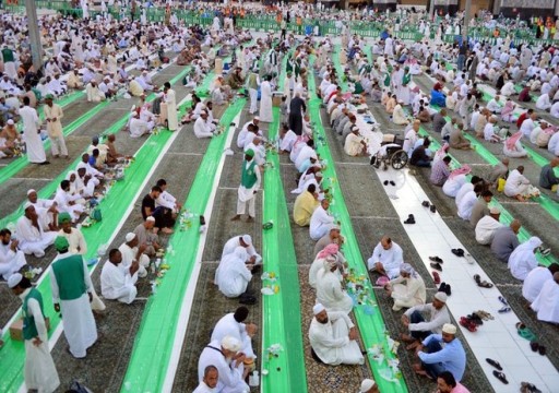 السعودية تسمح بإقامة موائد الإفطار في المساجد وتمنع التصوير خلال رمضان