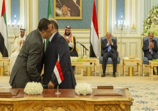 وزير يمني يكشف سبب تأخر عودة رئيس الحكومة إلى عدن