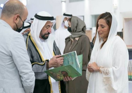 خلال افتتاحه معرض الكتاب الإماراتي.. حاكم الشارقة يوقع أحدث إصداراته التاريخية