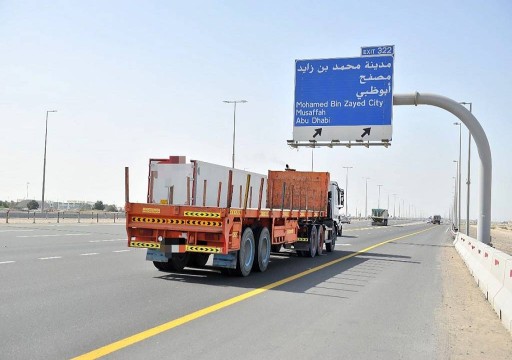 شرطة أبوظبي: تعديل أوقات منع مرور الشاحنات وحافلات نقل العمال في عيد الفطر