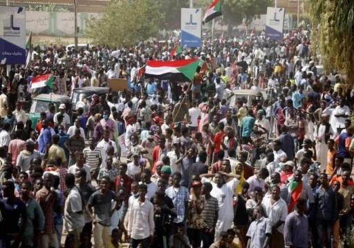انقلاب السودان.. انطلاق المظاهرات الرافضة والجيش يعزل العاصمة الخرطوم