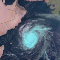 غرق سفينة وفقدان 17 شخصاً جراء إعصار "مكونو" بسقطرى اليمنية