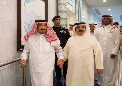 في زيارة مفاجئة.. العاهل السعودي يبحث في البحرين "تعزيز التعاون"