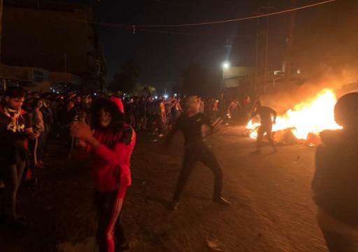 العراق.. محتجون يضرمون النار في قنصلية إيران بالنجف وفرض حظر للتجول