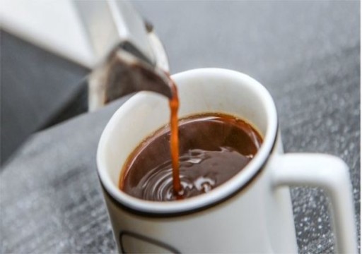 تلغراف: كوب من القهوة يقلل خطر تعثر كبار السن خلال السير