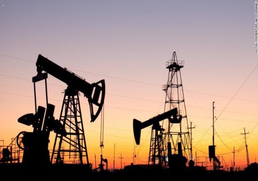 النفط يهبط أكثر من 1 بالمئة مع تصاعد مخاوف الطلب