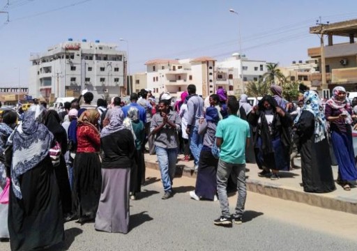 إصابة متظاهرين خلال محاولة الأمن السوداني فض "اعتصام تنحي البشير"