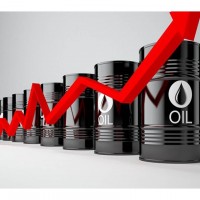 النفط يصعد مع انخفاض المخزونات الأمريكية وأزمة إيران