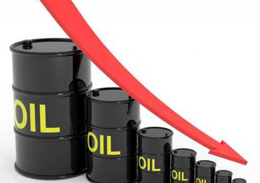 تراجع أسعار النفط مع بقائها قرب ذروتها في 5 شهور