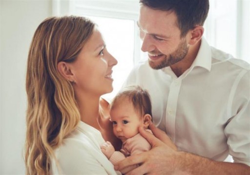 دراسة تكشف ما تفعله لمسة الأبوين لرضيعهما