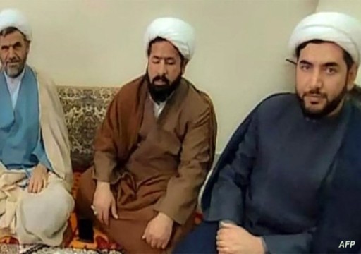 طعن ثلاثة رجال دين داخل أشهر ضريح شيعي في إيران