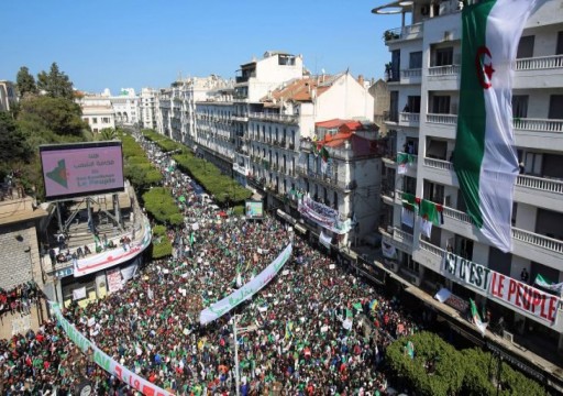 الجزائريون ينزلون إلى الشارع للجمعة السابعة للتظاهر ضد النظام