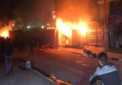 العراق.. محتجون يضرمون النيران بقنصلية إيران بالنجف للمرة الثالثة