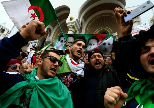 الرئيس الجزائري يأمر ببدء "حوار مع الشركاء الاجتماعيين" لتهدئة الغضب الاجتماعي