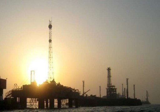النفط ينزل 1% رغم التوتر بسبب الهجوم على الناقلات بخليج عمان