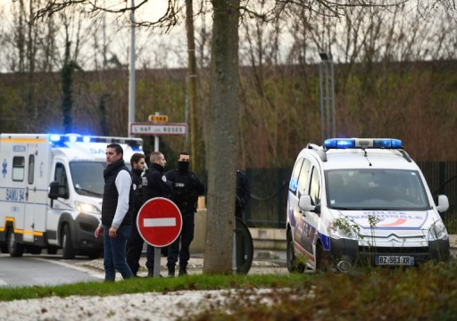 مقتل شخص في عملية طعن قتلت الشرطة منفذَها قرب باريس