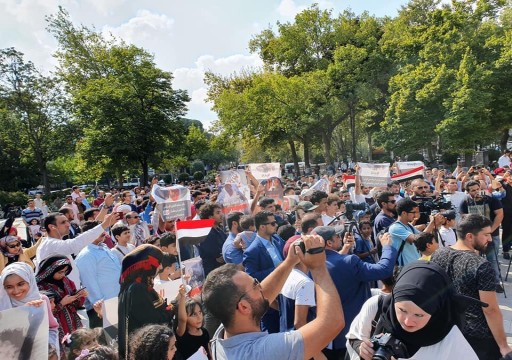 يمنيون باسطنبول ينظمون وقفة احتجاجية ضد ممارسات الإمارات في بلادهم
