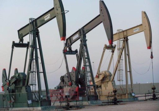 استقرار النفط بعد زيادة في مخزونات الخام الأمريكية