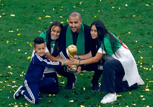 مجيد بوقرة یُھدي كأس العرب للشعبین الجزائري والفلسطیني
