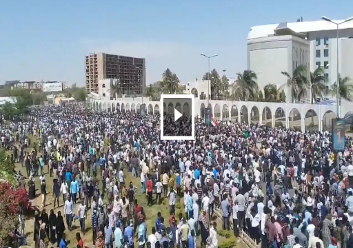 متظاهرون يقتحمون مقر البشير ويطالبون الجيش السوداني بالانحياز لهم