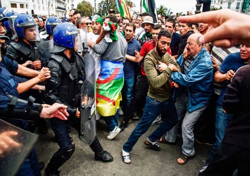الجزائر: الحشود الكبيرة للمتظاهرين تفشل محاولات فضّ الاحتجاجات بالقوة