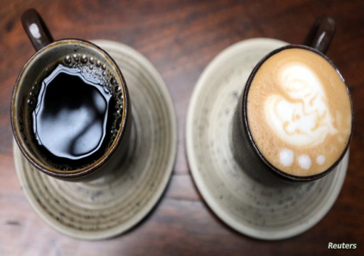 لفوائده العظيمة.. خبراء ينصحون باستبدال القهوة بكوب من مرق "حساء"