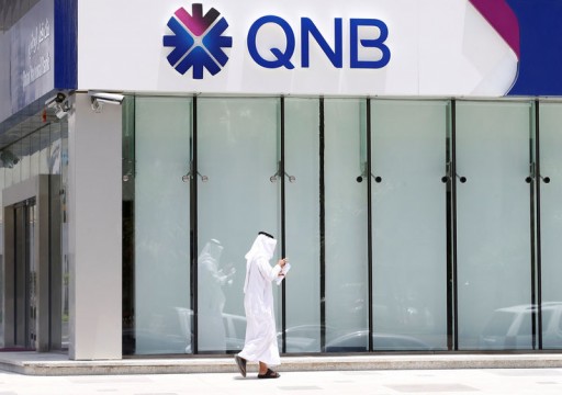 "رويترز": أبوظبي تحارب بنوك إماراتية لديها مساهمون قطريون