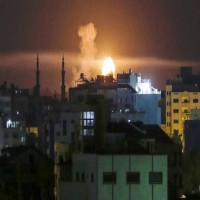 إسرائيل تقصف مواقع لحماس في غزة بعد إطلاق صواريخ من القطاع