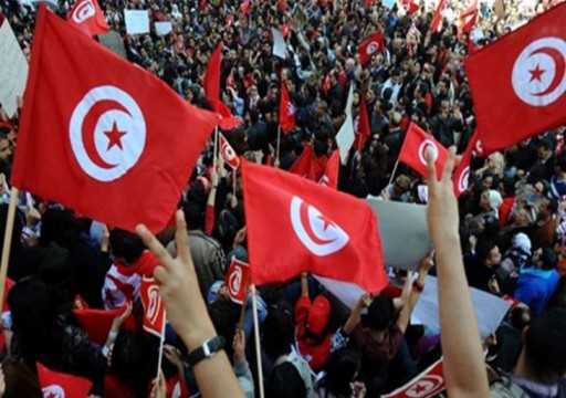 نشطاء في تونس يطلقون حملة “السترات الحمراء” للمطالبة بالتغيير