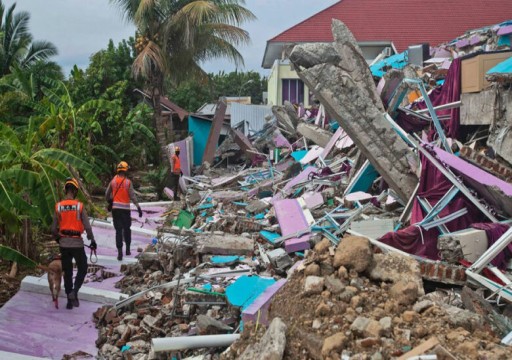 عشرات القتلى ومئات الجرحى في زلزال ضرب جزيرة جاوا الإندونيسية