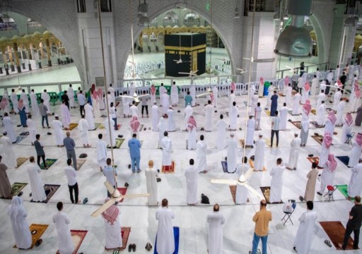 السعودية تسمح للمواطنين والمقيمين بأداء الصلاة في المسجد الحرام
